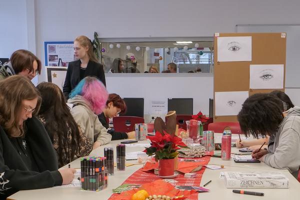 Infotag 2025 an der August-Bebel-Schule Offenbach In der Kreativwerkstatt zeichnen Lernende und Interessierte gemeinsam