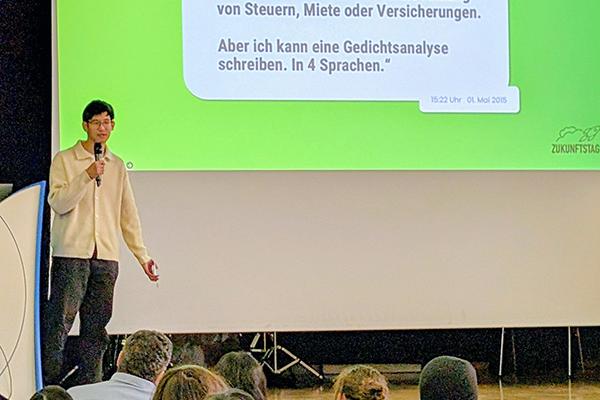 Zukunftstag 2025 Redner auf Bühne führt in das Thema anhand eines Tweets ein