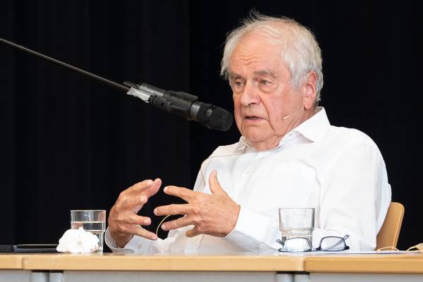 Lernende und Lehrkräfte hören Frido Mann zu