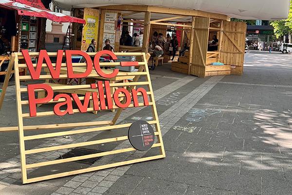 Schülerinnen und Schüler der Fachoberschule  „Medienproduktion“ und der Höheren Berufsfachschule „Gestaltung und Medientechnik“ besuchen den WDC-Pavillon am Aliceplatz in Offenbach