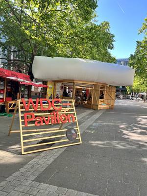 Schülerinnen und Schüler der Fachoberschule  „Medienproduktion“ und der Höheren Berufsfachschule „Gestaltung und Medientechnik“ besuchen den WDC-Pavillon am Aliceplatz in Offenbach
