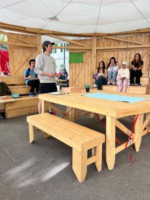 Schülerinnen und Schüler der Fachoberschule  „Medienproduktion“ und der Höheren Berufsfachschule „Gestaltung und Medientechnik“ besuchen den WDC-Pavillon am Aliceplatz in Offenbach
