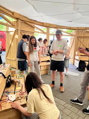 Schülerinnen und Schüler der Fachoberschule  „Medienproduktion“ und der Höheren Berufsfachschule „Gestaltung und Medientechnik“ besuchen den WDC-Pavillon am Aliceplatz in Offenbach
