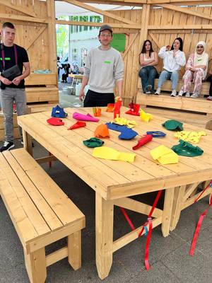 Schülerinnen und Schüler der Fachoberschule  „Medienproduktion“ und der Höheren Berufsfachschule „Gestaltung und Medientechnik“ besuchen den WDC-Pavillon am Aliceplatz in Offenbach