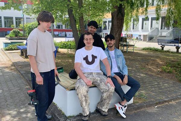 Schülerinnen und Schüler der INTEA-Klasse sowie der BÜA I Farbtechnik arbeiten an Projekt zur Verschönerung des Schulhofes