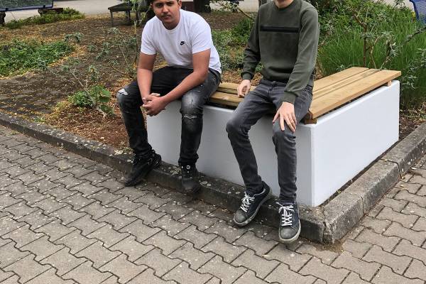 Schülerinnen und Schüler der INTEA-Klasse sowie der BÜA I Farbtechnik arbeiten an Projekt zur Verschönerung des Schulhofes