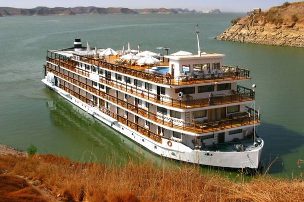 Flusskreuzfahrten Flusskreuzfahrtschiff auf einem europäischen Fluss