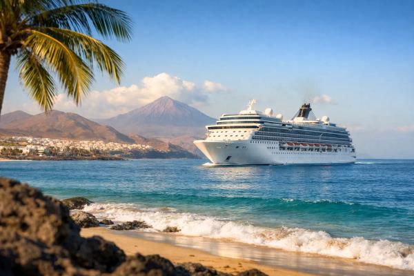 Kreuzfahrtschiff vor kanarischer Küste mit Vulkankegel und Palmenstrand