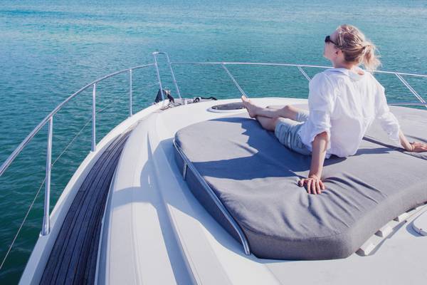 Luxuskreuzfahrten Luxuriöses Kreuzfahrtschiff mit exklusivem Pooldeck