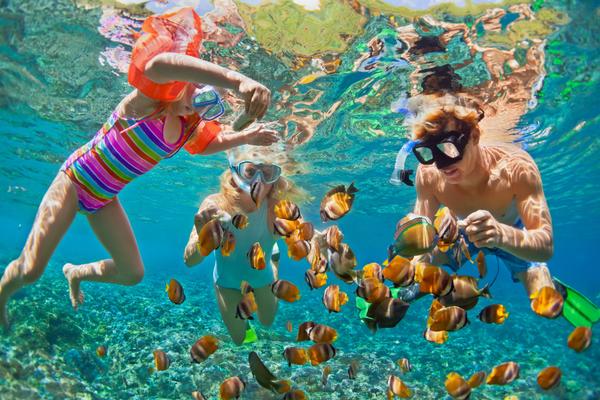 Familie beim Schnorcheln im Meer