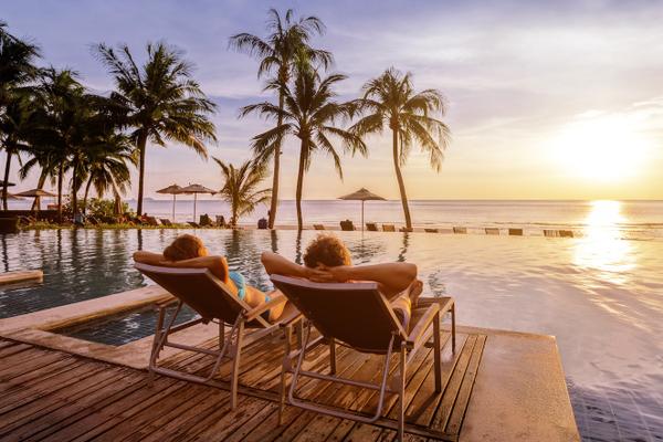 Familie auf Liegestühlen am Hotelpool in Ägypten