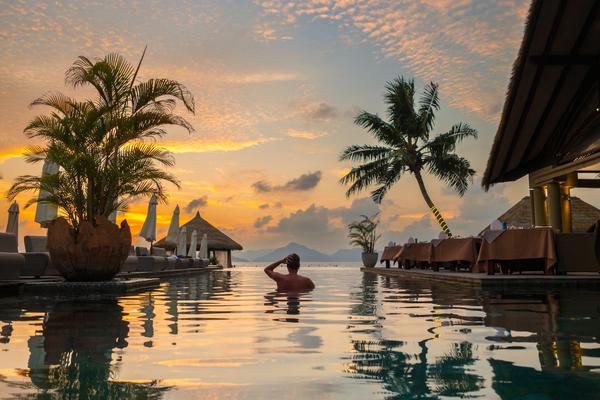 Luxusurlaub in einem Resort am Meer mit Sonnenuntergang