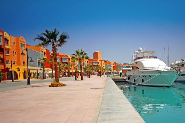 Yachten am Hafen von Hurghada mit Blick auf Promenade