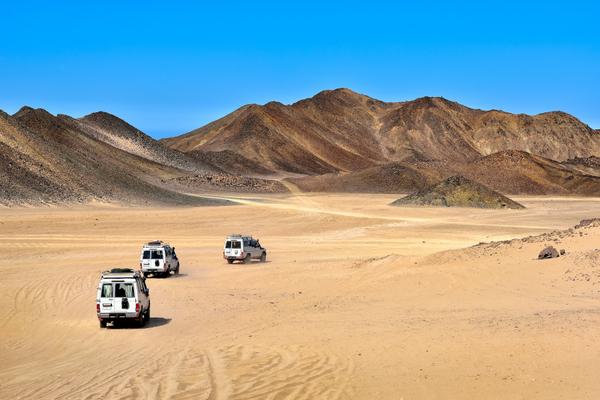 Wüstenlandschaft mit Jeeps in Hurghada
