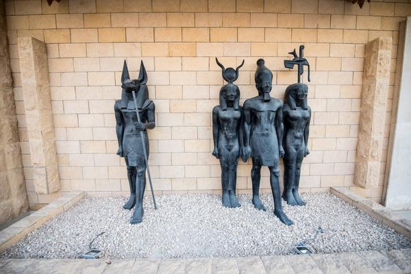 Papyrus Museum Hurghada mit Statuten der ägyptischen Götter