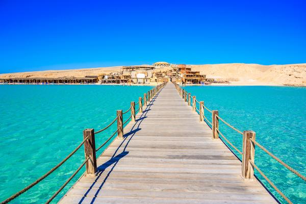 Holzsteg am Orange Bay Beach mit kristallklarem Wasser