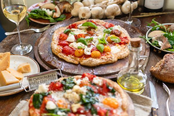 Italienische Küche mit Pizza, Olivenöl und Wein