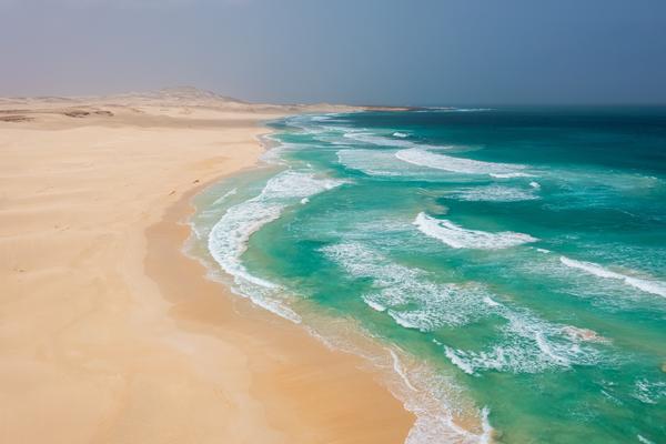 Sandstrand mit Wellen von den Kapverden Boa Vista