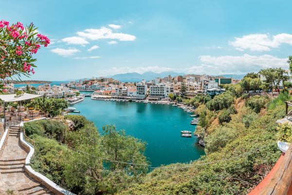 Agios Nikolaos mit Blick auf den Voulismeni See und Hafen