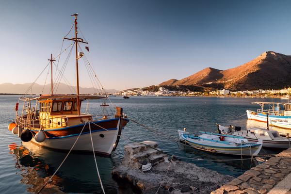 Traditionelles Boot am Elounda Hafen bei Sonnenuntergang auf Kreta