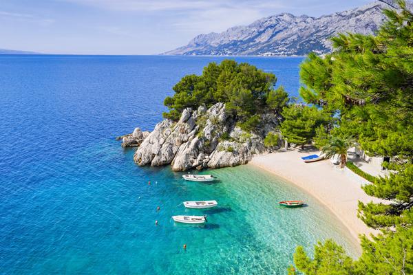 Brela Strand mit Bergen im Hintegrund in Dalmatien