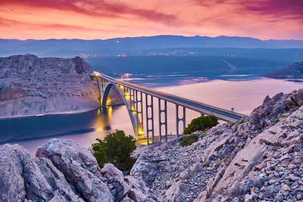 Krk Brücke zum Festland bei Sonnenuntergang