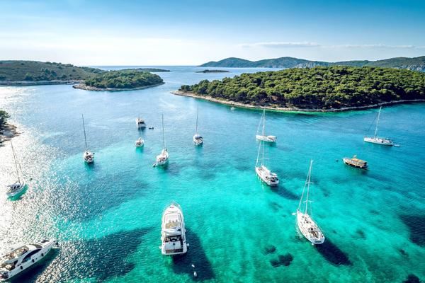 Blick auf Paklinski Insel in Havr Kroatien
