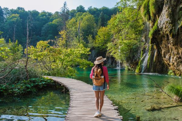 Frau auf Wanderweg an den Plitvicer Seen Kroatien