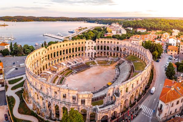 Amphitheater Pula mit Sonnenaufgang Kroatien