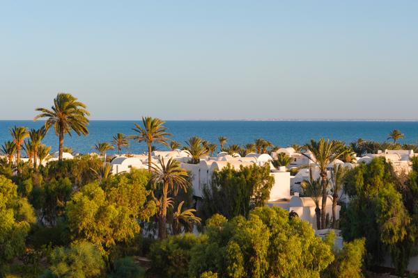 Häuser und Palmen am Mittelmeer Djerba