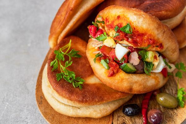 Tunesisches Essen – Donut gefüllt mit Thunfisch, Kartoffel, Ei, Oliven