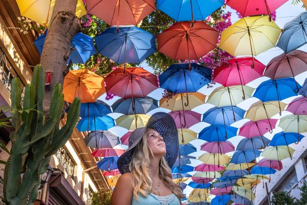 Frau in Umbrella Street Nikosia