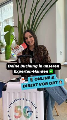 Reiseberaterin mit Koffer und Reiseunterlagen in der Hand