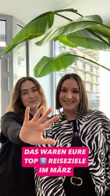 Zwei Reiseberaterinnen zeigen die Zahl 5