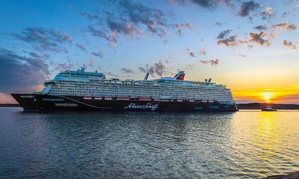 Testimonial Schiff der MeinSchiff Flotte von der Seite auf dem offenen Meer