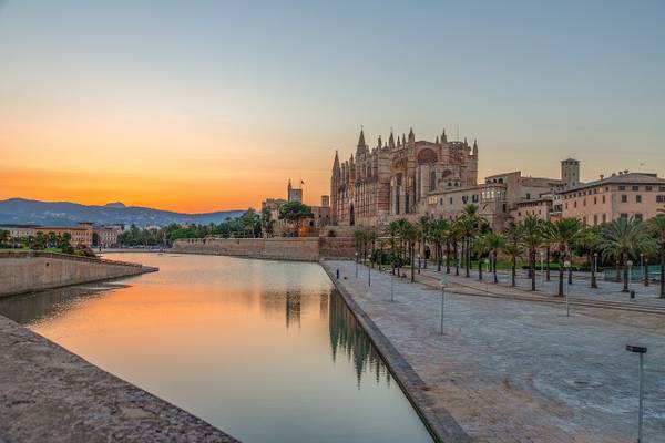 Testimonial Blick auf die Kathedrale in Palma de Mallorca bei Sonnenuntergang