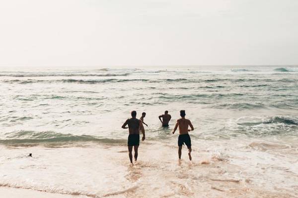 Testimonial Menschen baden am Strand in der Dämmerung