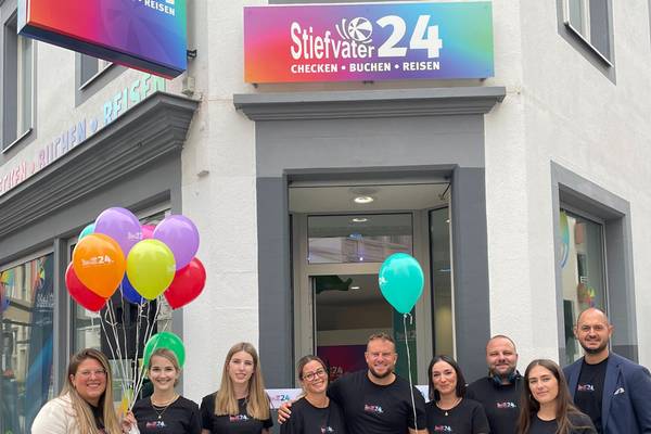 Stiefvater24 Team bei Eröffnung mit bunten Luftballons vor dem Store