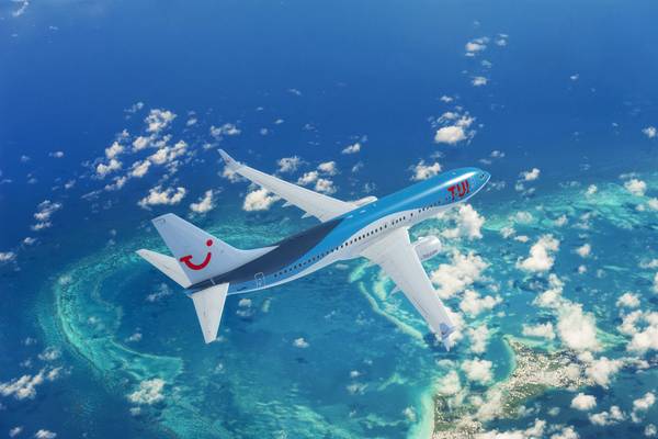 Tuifly vliegtuig over de caribbische zee Tuifly vliegtuig over de caribbische zee