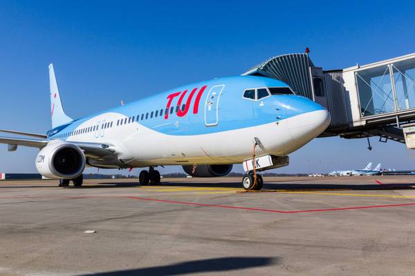 Tuifly vliegtuig aan de gate Tuifly vliegtuig aan de gate